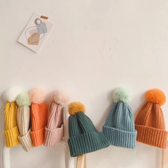 Hiver femmes enfants Unisez tricoté chaud logo personnalisé OEM et ODM bonnet teint uni avec POM POM